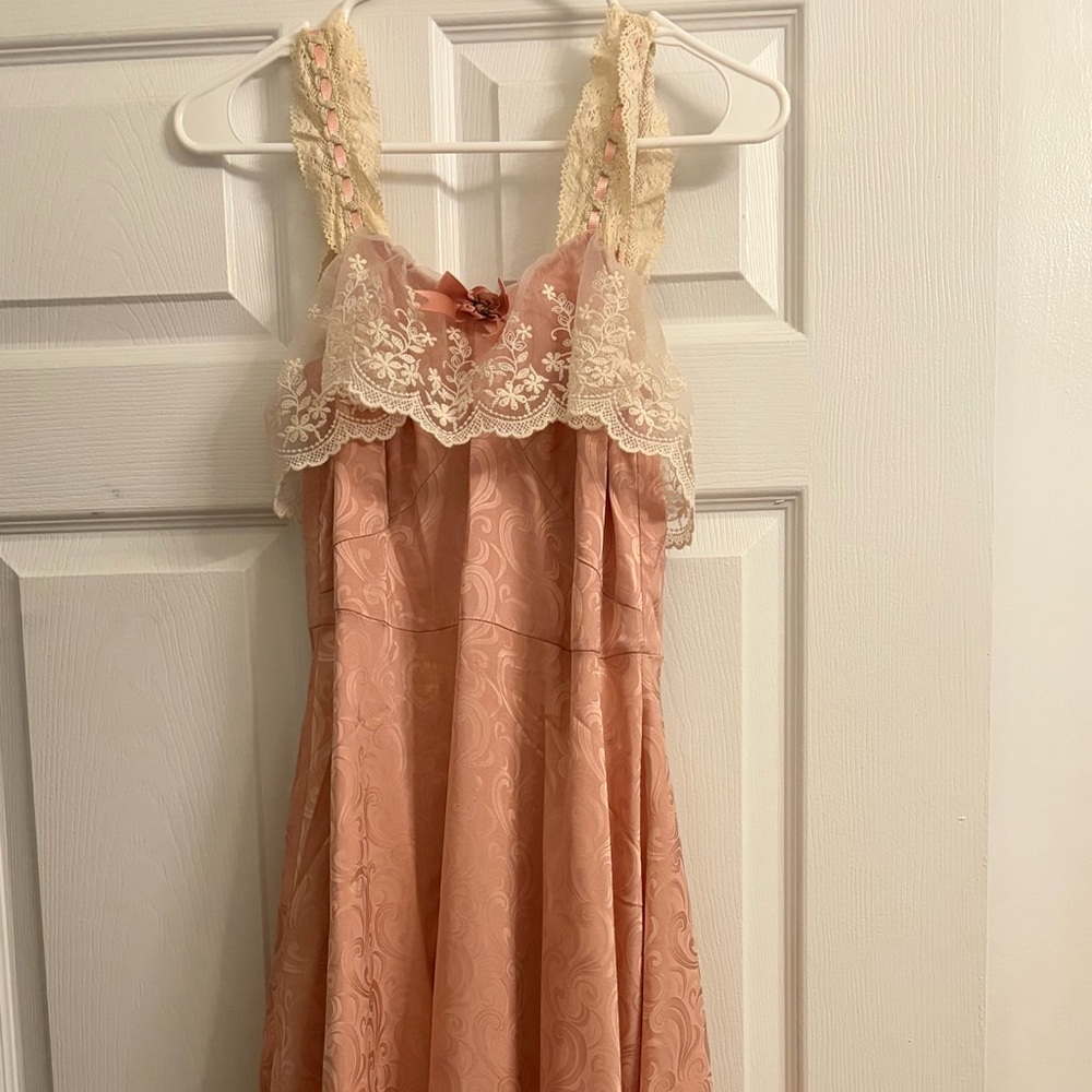 Chic Lace-Trimmed Peach Maxi Dress